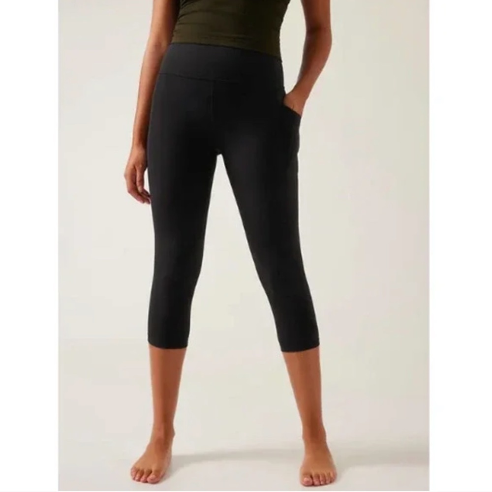 Athleta black Salutation Stash Pocket II Capri legging
